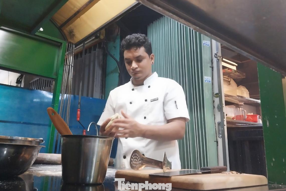 Hiện tại tuyến đường Nguyễn Thượng Hiền có 195 hộ dân, 143 hộ đăng ký kinh doanh, trong đó có 92 hộ kinh doanh ăn uống. Đặc biệt, có một số hộ kinh doanh là của người nước ngoài. Hiện tại tuyến đường Nguyễn Thượng Hiền có 195 hộ dân, 143 hộ đăng ký kinh doanh, trong đó có 92 hộ kinh doanh ăn uống. Đặc biệt, có một số hộ kinh doanh là của người nước ngoài.