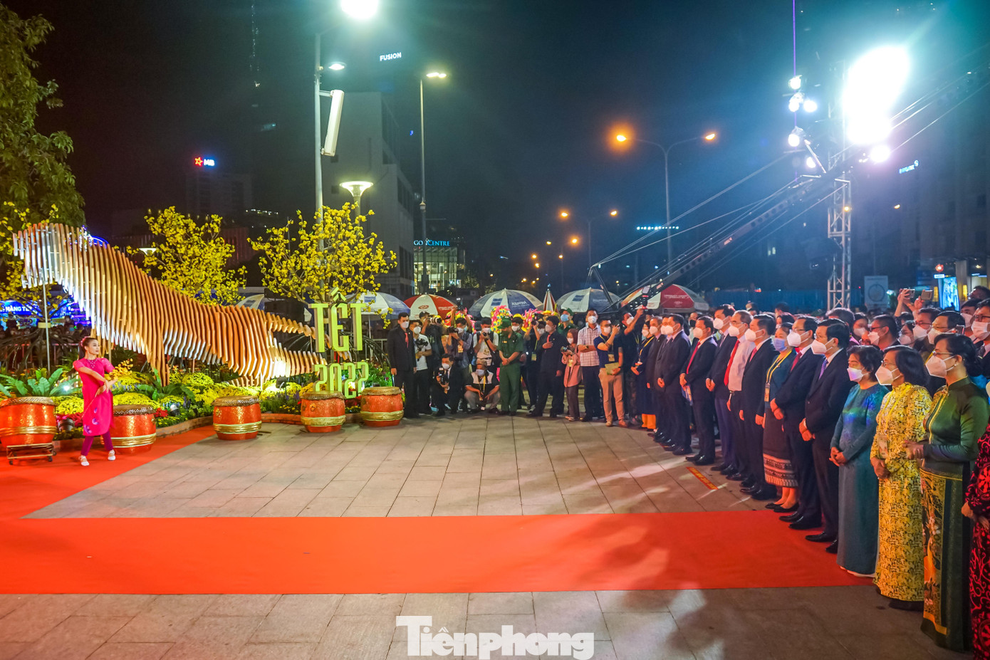 Đến tham dự lễ khai mạc có ông Trương Tấn Sang - nguyên Uỷ viên Bộ Chính trị, nguyên Chủ tịch nước; bà Trương Mỹ Hoa - nguyên Phó chủ tịch nước; ông Nguyễn Văn Nên - Uỷ viên Bộ Chính trị, Bí thư Thành ủy TPHCM; ông Dương Anh Đức, Phó chủ tịch UBND TPHCM cùng đại diện các lãnh sự quán, các đơn vị tài trợ. Đến tham dự lễ khai mạc có ông Trương Tấn Sang - nguyên Uỷ viên Bộ Chính trị, nguyên Chủ tịch nước; bà Trương Mỹ Hoa - nguyên Phó chủ tịch nước; ông Nguyễn Văn Nên - Uỷ viên Bộ Chính trị, Bí thư Thành ủy TPHCM; ông Dương Anh Đức, Phó chủ tịch UBND TPHCM cùng đại diện các lãnh sự quán, các đơn vị tài trợ.