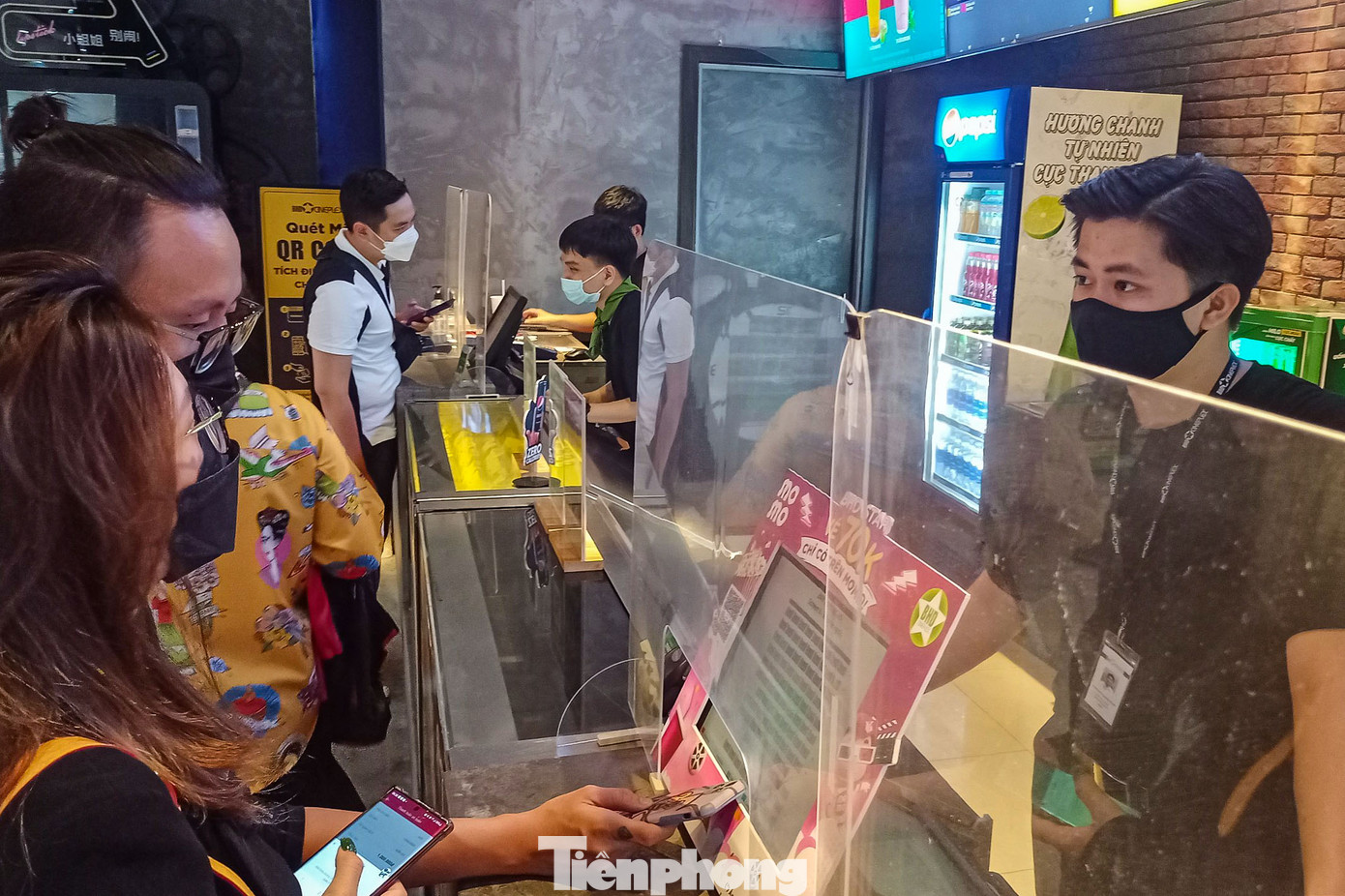 Đến rạp xem phim trong dịp Valentine là lựa chọn của rất nhiều đôi tình nhân. Mặc dù chưa đến ngày Valentine nhưng hầu hết các cụm rạp tại TPHCM đều có phim bán hết vé từ rất sớm. Đến rạp xem phim trong dịp Valentine là lựa chọn của rất nhiều đôi tình nhân. Mặc dù chưa đến ngày Valentine nhưng hầu hết các cụm rạp tại TPHCM đều có phim bán hết vé từ rất sớm.