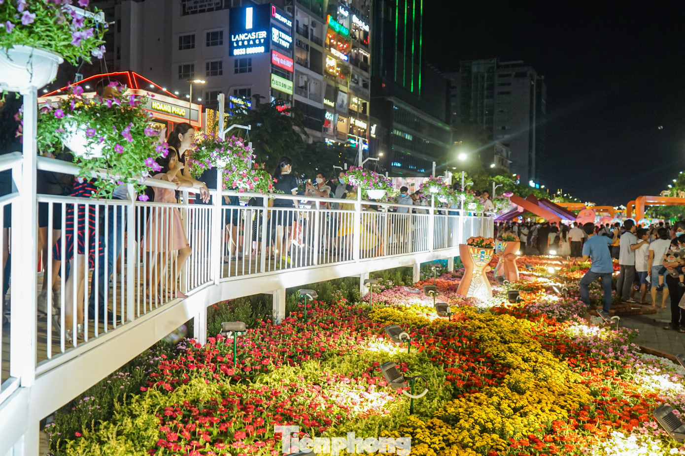 Đặc biệt, năm nay cũng là năm đầu tiên cầu kính xuất hiện trên Đường hoa Nguyễn Huệ. Đây là nơi lý tưởng để khách tham quan có thể thu trọn vào tầm mắt thảm hoa rộng hơn 300m2 của đại cảnh “Rực rỡ thành phố hoa”.