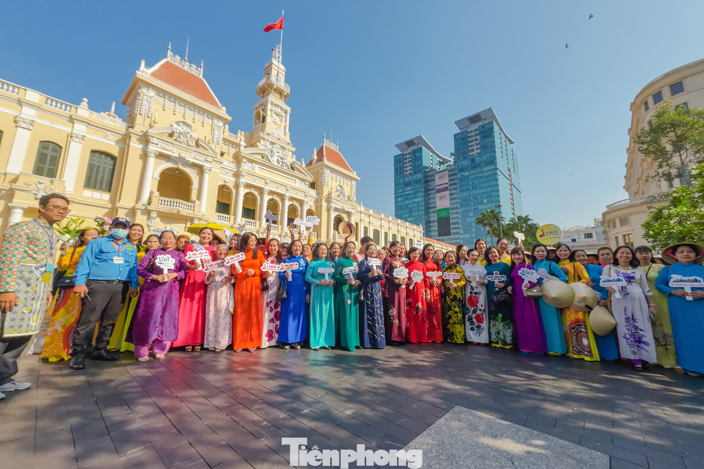 Lộ trình diễu hành áo dài năm nay đi qua các điểm tham quan và công trình kiến trúc đặc sắc của thành phố như Tượng đài chủ tịch Hồ Chí Minh, trụ sở Ủy ban nhân dân Thành phố, Nhà hát Thành phố, khách sạn Continental… thu hút đông đảo công chúng và du khách quốc tế đứng hai bên đường thưởng lãm.