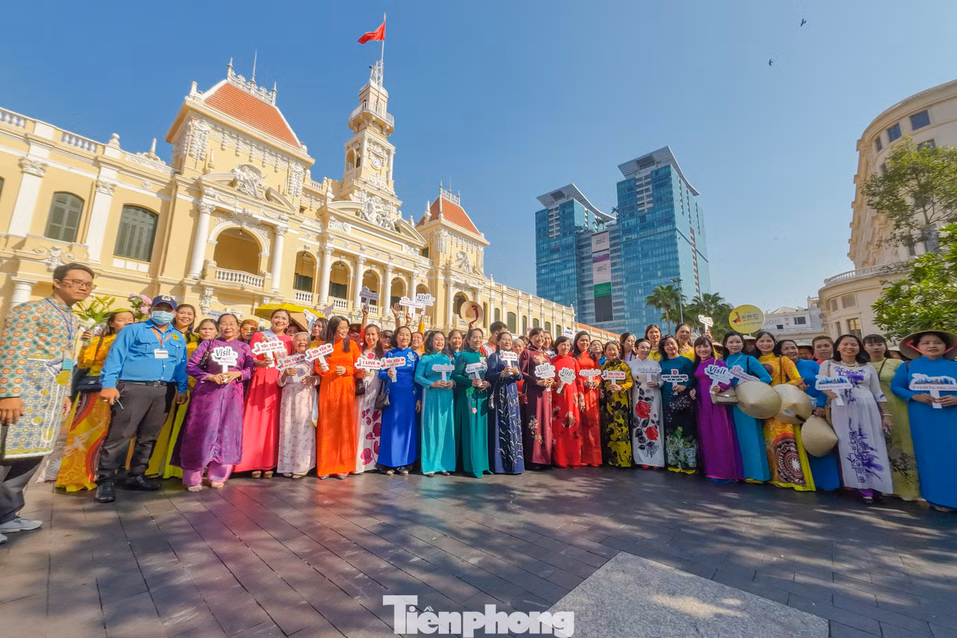 Lộ trình diễu hành áo dài năm nay đi qua các điểm tham quan và công trình kiến trúc đặc sắc của thành phố như Tượng đài chủ tịch Hồ Chí Minh, trụ sở Ủy ban nhân dân Thành phố, Nhà hát Thành phố, khách sạn Continental… thu hút đông đảo công chúng và du khách quốc tế đứng hai bên đường thưởng lãm.