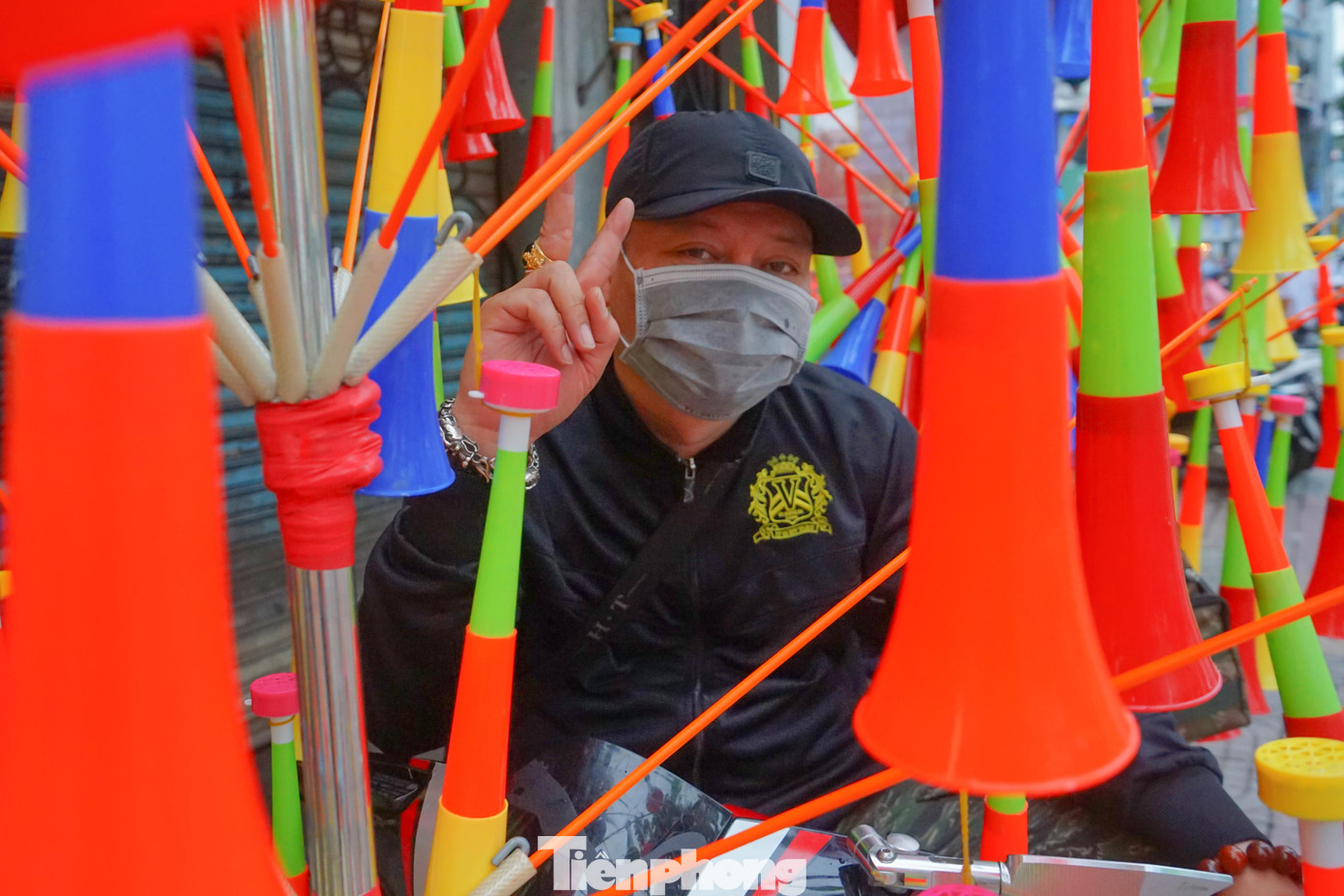 Ông N.V.T (42 tuổi),người buôn bán kèn cổ vũ trên đường Nguyễn Thái Học (quận 1) chia sẻ, đến thời điểm này ông đã bán được rất nhiều. Bây giờ bán hàng lời lãi không còn quan trọng, đối với tôi "tiếp lửa" cho cầu thủ đội nhà mới là mục tiêu chính.