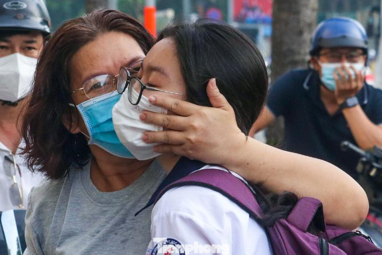 Ngoài những lời chúc tốt đẹp, nhiều phụ huynh gửi gắm lời hứa nếu “vượt vũ môn” thành công sẽ tặng quà hoặc dẫn đi chơi để tiếp thêm động lực cho thí sinh.