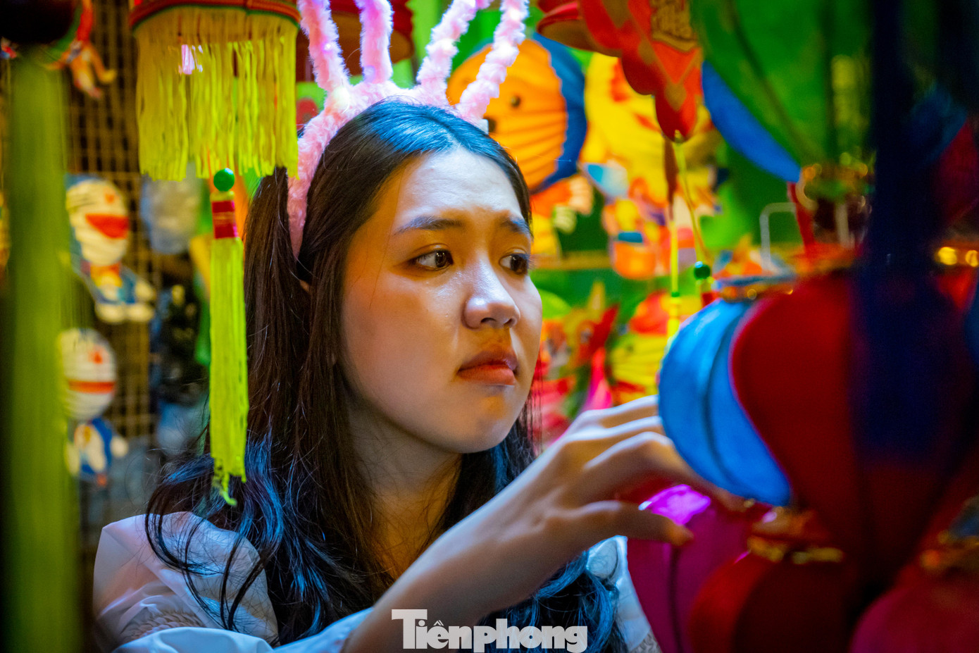 Để phục vụ khách mua sắm, tham quan, các gian hàng đã trưng bày hàng trăm loại lồng đèn truyền thống xen lẫn hiện đại với đủ mẫu mã và kích thước phong phú được làm bằng chính bàn tay của các nghệ nhân giàu kinh nghiệm.