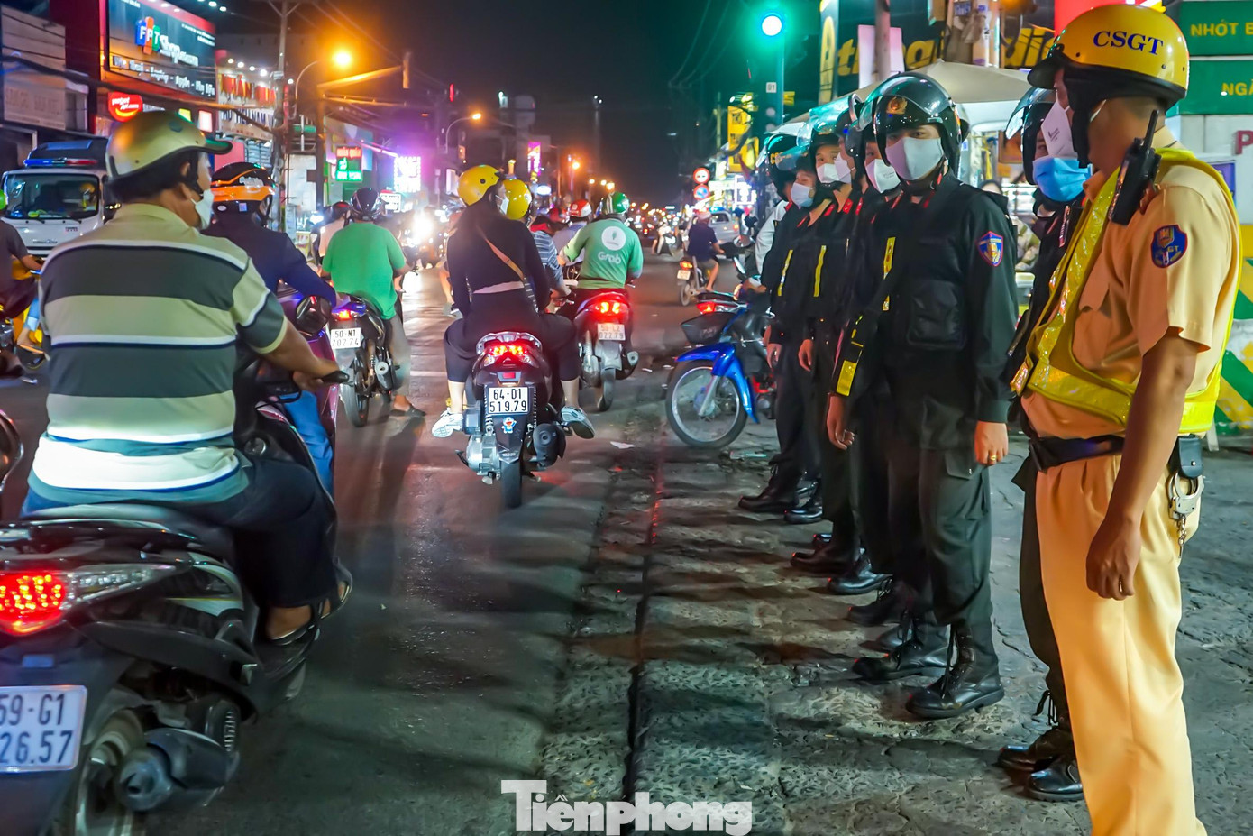 Tối 8/1, Đội CSGT Đa Phước, thuộc Phòng CSGT đường bộ - đường sắt (PC08), Công an TPHCM cùng với lực lượng CSCĐ tổ chức lập chốt kiểm tra nồng độ cồn và ma túy người điều khiển xe máy trên địa bàn.