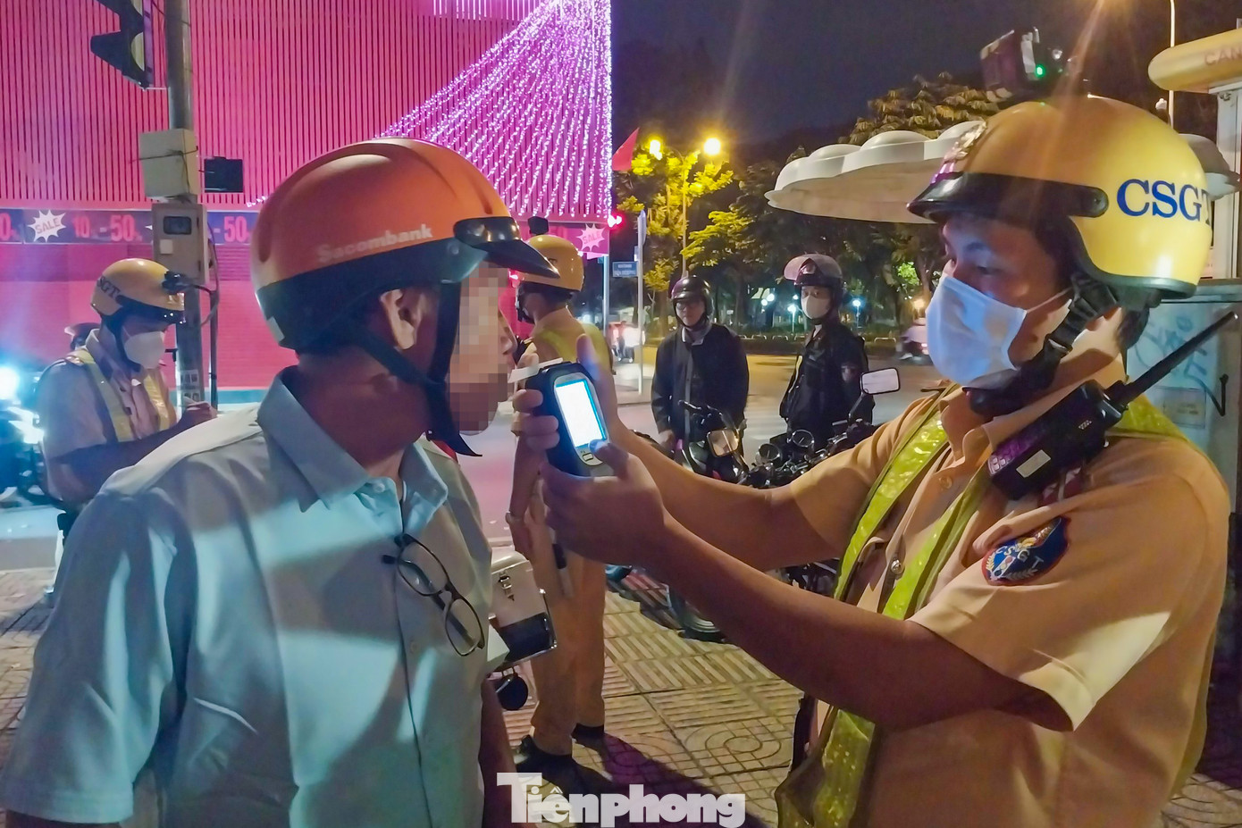 Tổ công tác kiểm tra nồng độ cồn ông N.L.G (ngụ quận 5) Tổ công tác kiểm tra nồng độ cồn ông N.L.G (ngụ quận 5)