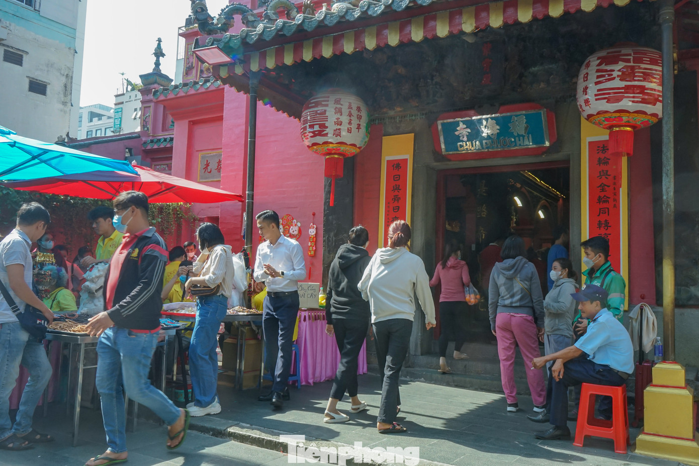 Theo ghi nhận của Tiền Phong vào trưa 31/1 (tức mùng 10 tháng giêng), có rất nhiều người dân đến chiêm bái, cầu tài lộc tại chùa Phước Hải.