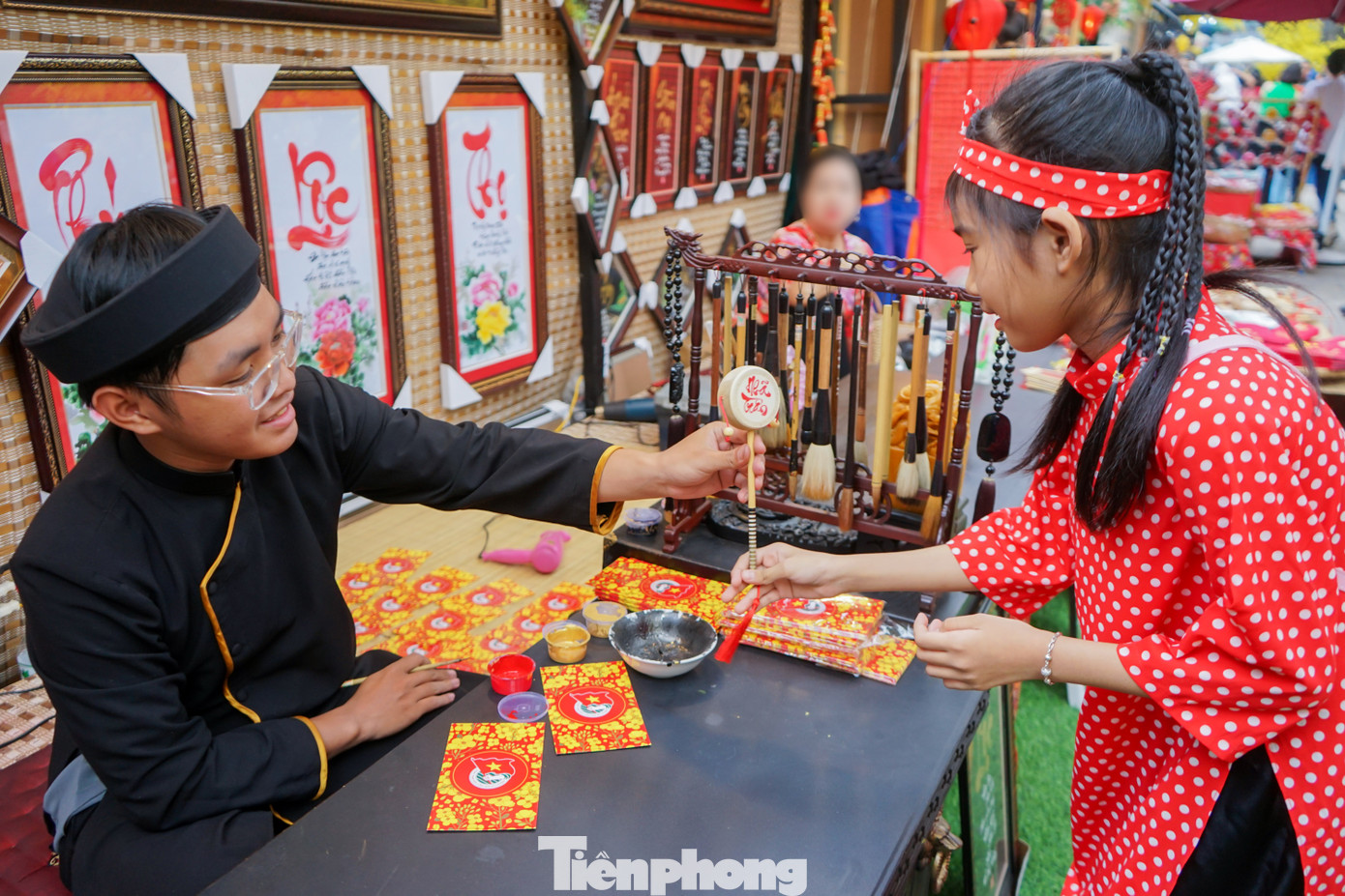 Các bé thiếu nhi xin chữ ông đồ viết lên trống cầm tay tại Phố ông đồ