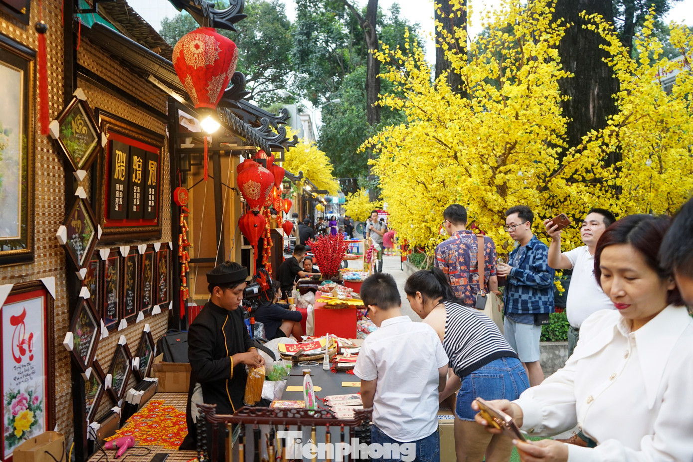 Phố ông đồ nhộn nhịp vào những ngày cận Tết Quý Mão 2023