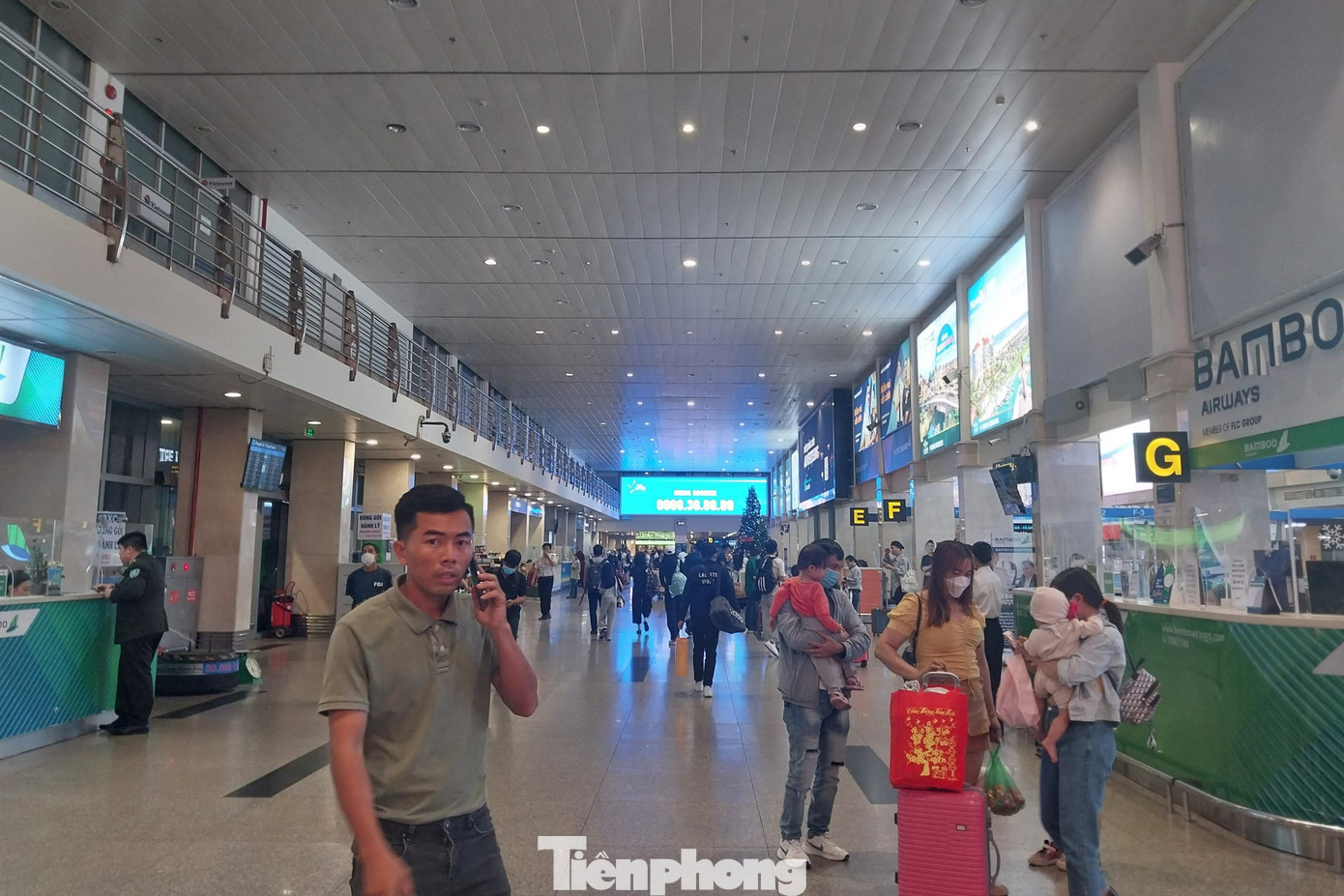 Theo ghi nhận của Tiền Phong lúc 18h20 tại khu vực tiền sảnh ga quốc nội sân bay Tân Sơn Nhất diễn ra nhộn nhịp, tuy nhiên vẫn khá thông thoáng.