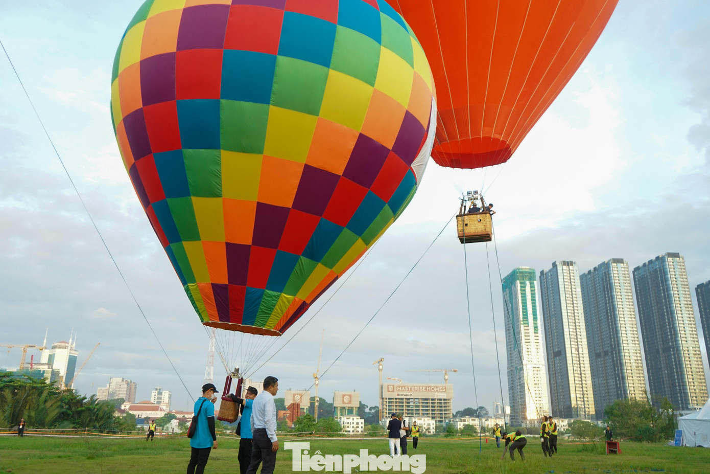 Giá vé đã bao gồm bảo hiểm cho mỗi lượt bay là 699.000 đồng/khách dành cho cá nhân và combo 4 người giá 2,5 triệu đồng/combo. Riêng với người nặng trên 100kg sẽ phải thanh toán thêm một lần vé.