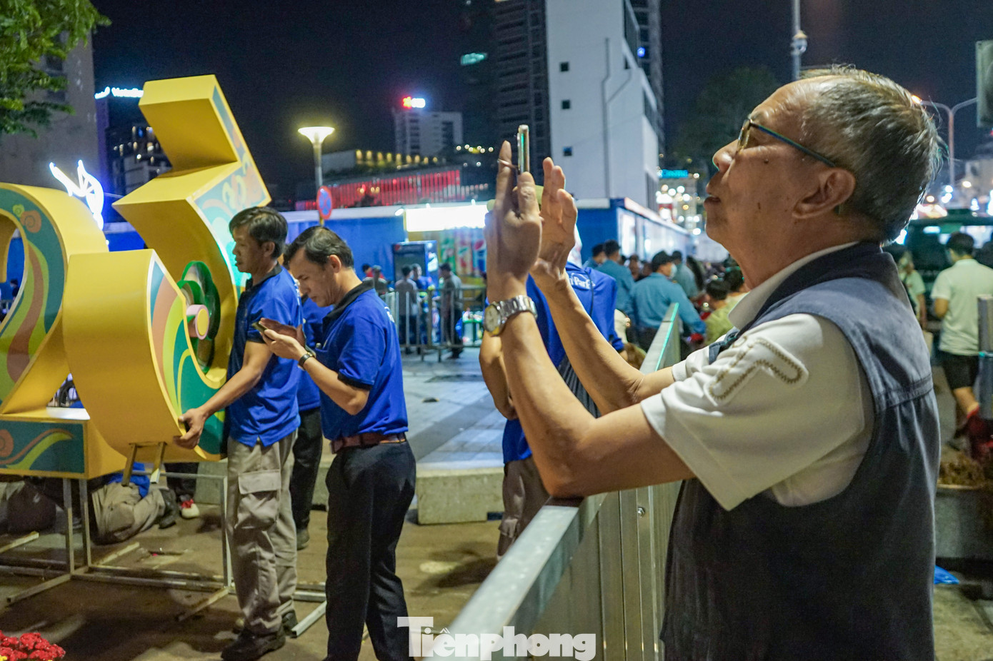 "Tôi vừa mới từ quê lên hôm nay nên chưa kịp tham quan đường hoa ngày cuối cùng. Việc mở cửa thêm một ngày giúp nhiều khách du lịch kịp du xuân tôi thấy rất ý nghĩa", ông Duy Tín (ngụ quận 6) chia sẻ.