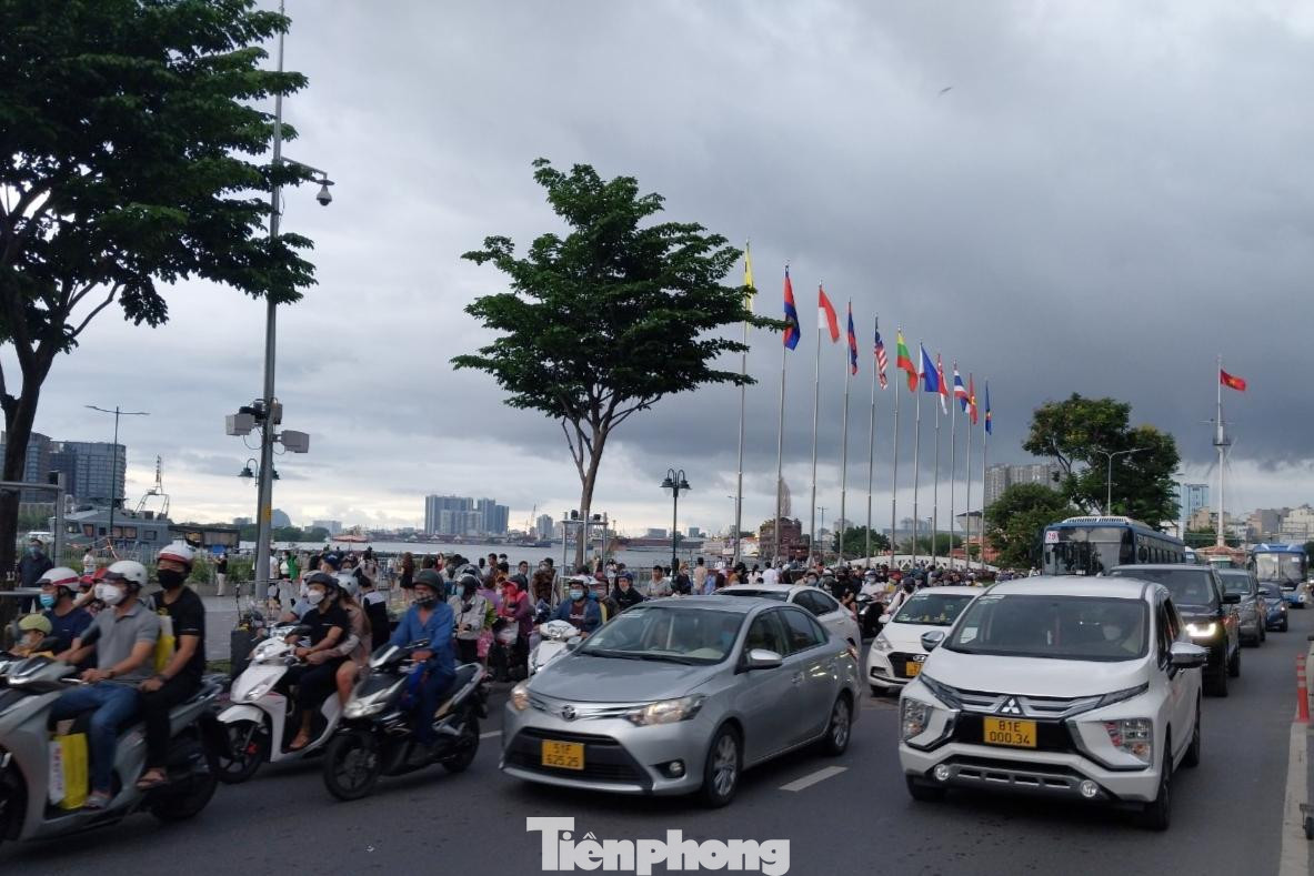 Tại khu vực công viên Bạch Đằng, lưu lượng phương tiện tăng đột biến, làm cho đoạn đường Tôn Đức Thắng trước công viên trở nên ùn ứ nghiêm trọng.