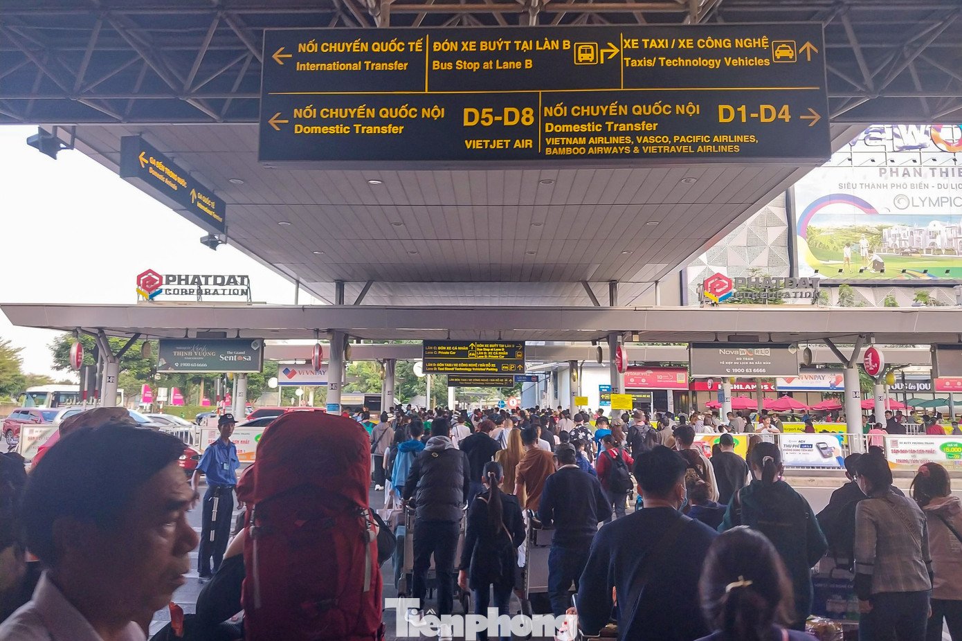 Đại diện Cảng hàng không quốc tế Tân Sơn Nhất cho hay, ngày 29/1 sân bay dự kiến phục vụ 923 chuyến bay với gần 140.900 lượt khách. Đại diện Cảng hàng không quốc tế Tân Sơn Nhất cho hay, ngày 29/1 sân bay dự kiến phục vụ 923 chuyến bay với gần 140.900 lượt khách.