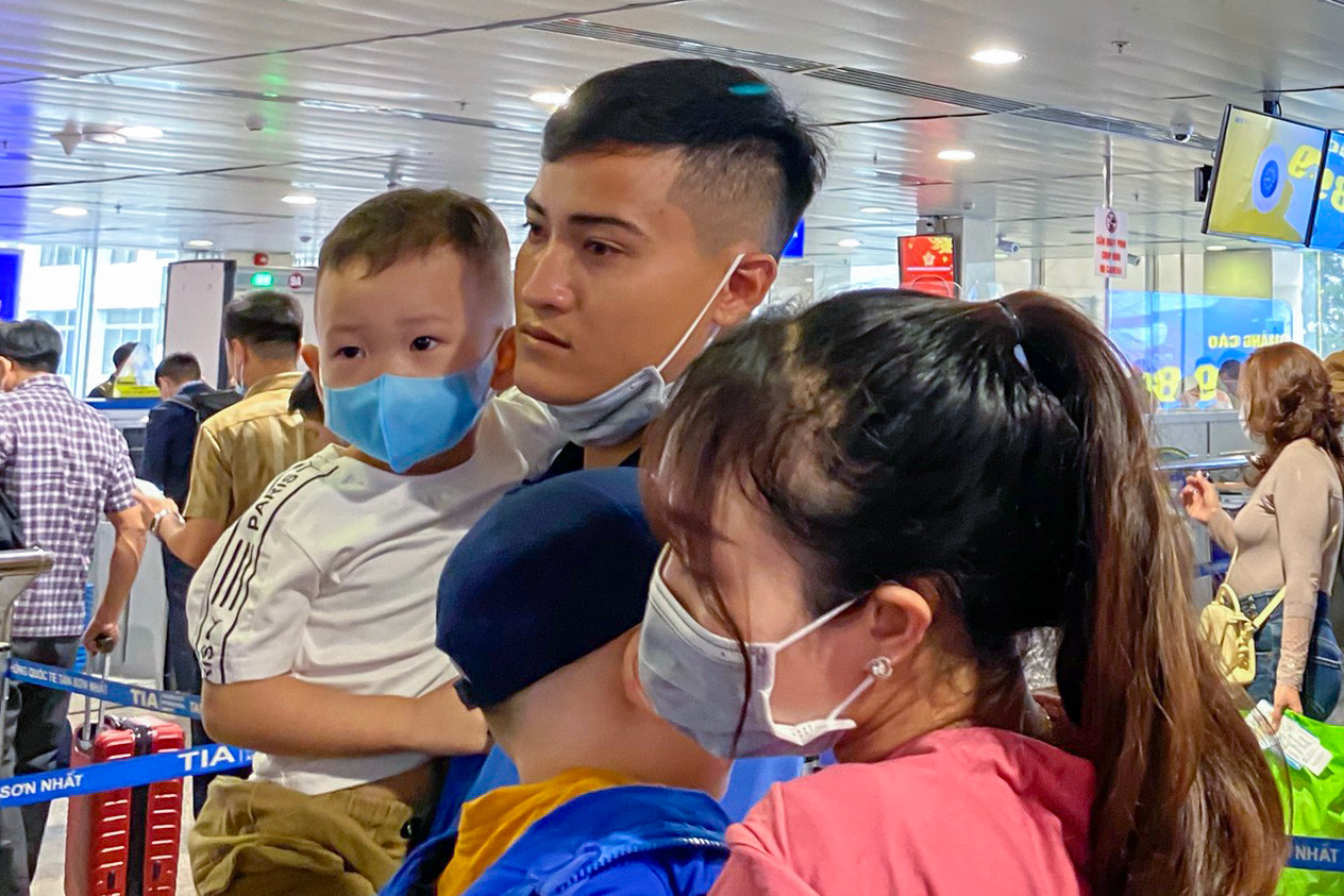 "Mặc dù đến sân bay từ khá sớm, tôi và gia đình vẫn không thoát khỏi cảnh đứng xếp hàng chờ đến lượt làm thủ tục", một hành khách cho biết.