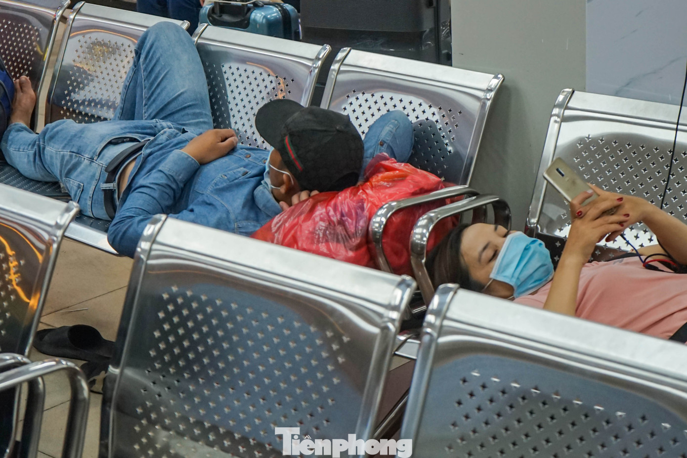 Nhiều người tranh thủ chợp mắt hoặc dùng điện thoại nhắn tin cho bạn bè, người thân.