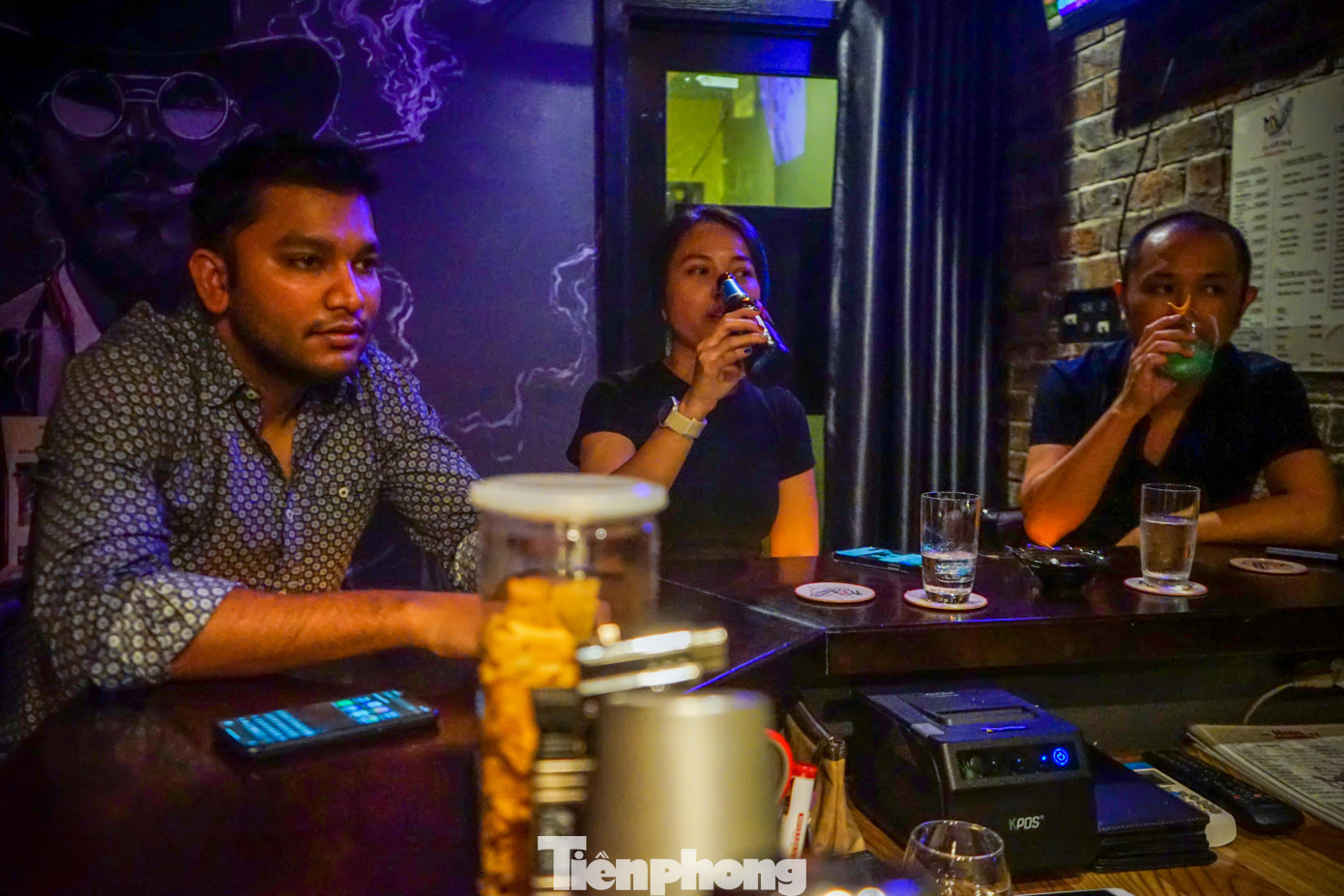 Ông Yunichi Yaguchi, một du khách người Nhật Bản (ngoài cùng bên phải) phấn khởi cho biết sau thời gian dài do giãn cách, giờ mới có thể quay lại đây.