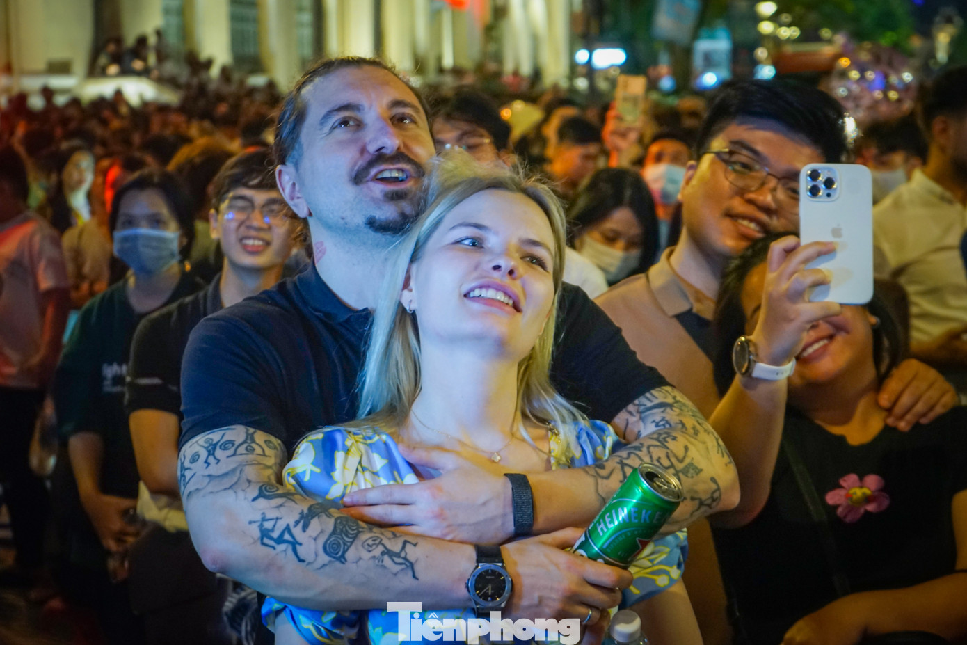 Bên cạnh các cặp đôi trẻ người Việt Nam trao cho nhau sự lãng mạn thì cũng có không ít các cặp đôi là người nước ngoài chủ động nói lời yêu thương dưới màu pháo hoa rực rỡ.