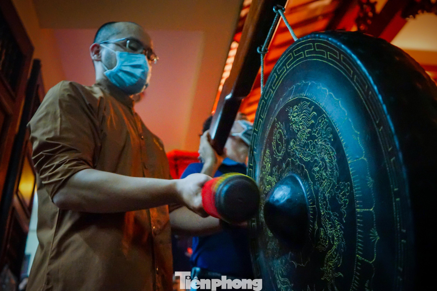 Đúng 18h, lễ hội thả đèn hoa đăng đã được chùa Pháp Hoa tiến hành trong sự trang nghiêm, đầy sắc màu của những ánh đèn được trang trí xung quanh ngôi chùa và dọc hai bên bờ kênh.