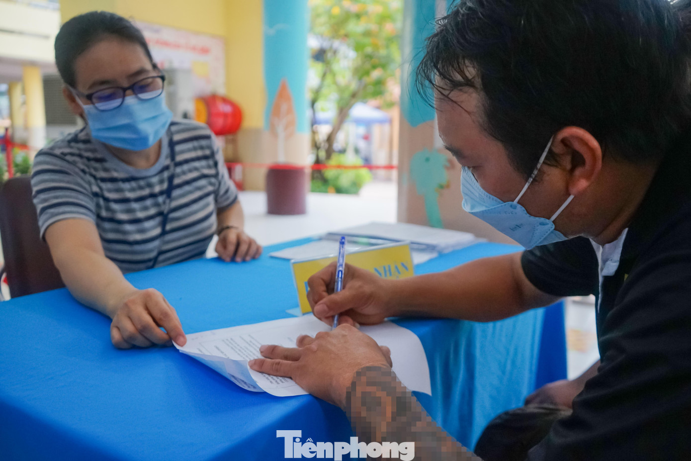 Phụ huynh ký tên và đánh dấu vào ô “Tôi đồng ý cho học sinh tiêm chủng” tại điểm tiêm trường Tiểu học Nguyễn Bỉnh Khiêm Phụ huynh ký tên và đánh dấu vào ô “Tôi đồng ý cho học sinh tiêm chủng” tại điểm tiêm trường Tiểu học Nguyễn Bỉnh Khiêm