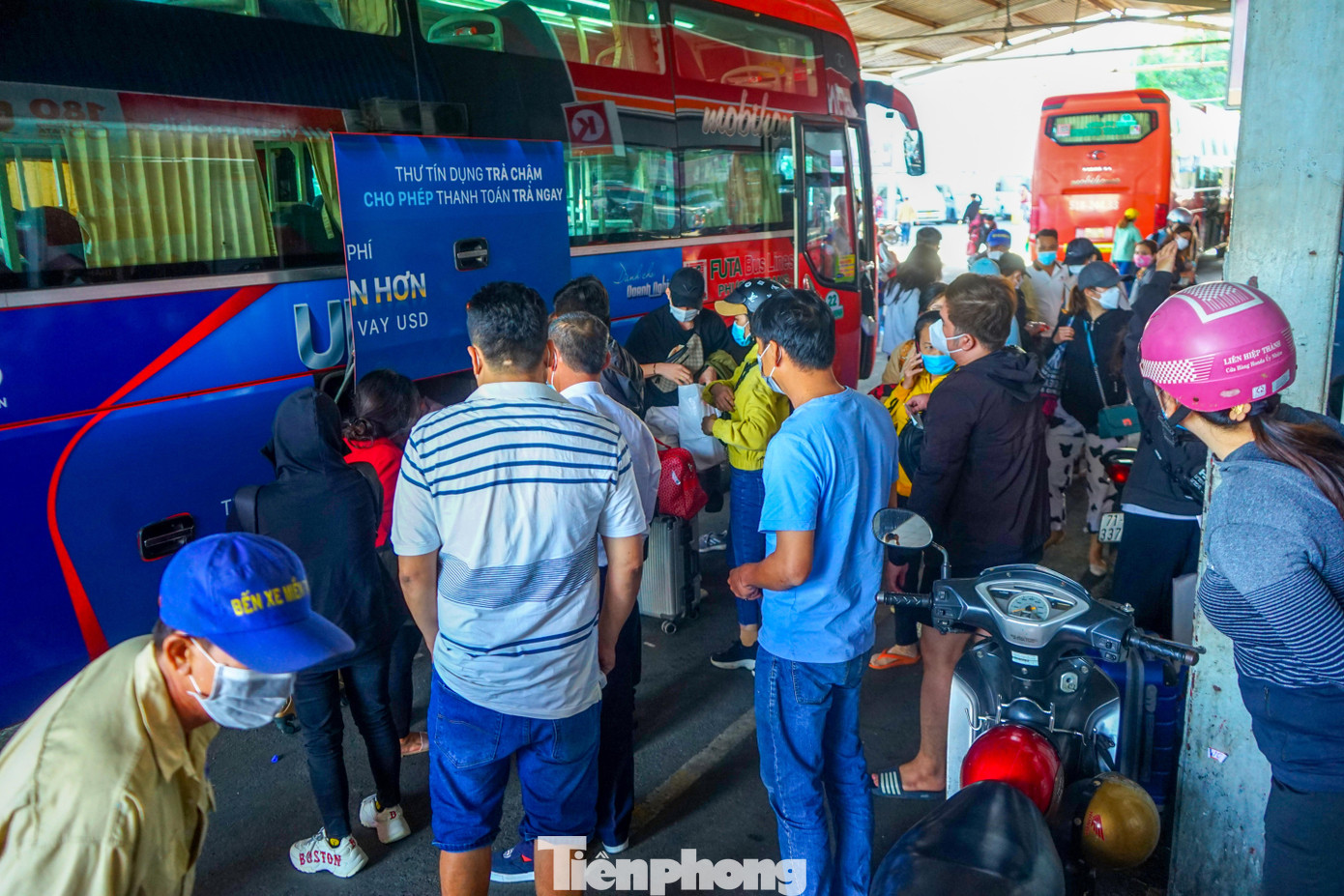 Theo ông Trần Văn Hậu (Trưởng phòng điều hành bến xe Miền Tây) cho biết, trong hôm nay bến xe dự kiến có gần 1.000 lượt xe từ các tỉnh miền Tây đổ về bến. So với các năm trước, năm nay lượng xe và người giảm đi gần 30% vì ảnh hưởng của dịch bệnh COVID-19.