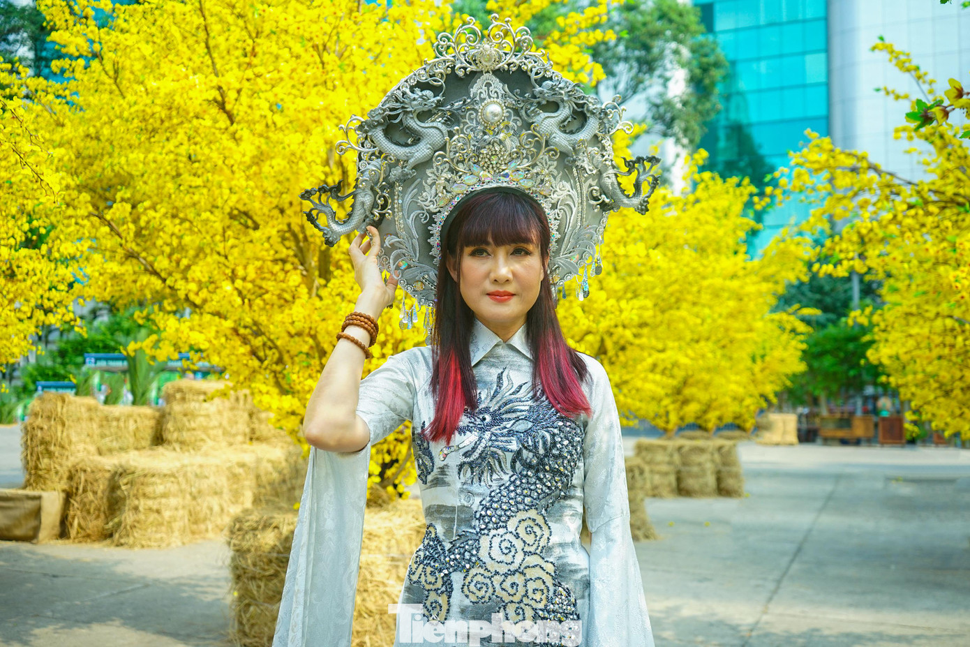 Diễn viên Hiền Mai phấn khởi diện áo dài lộng lẫy chụp ảnh Diễn viên Hiền Mai phấn khởi diện áo dài lộng lẫy chụp ảnh