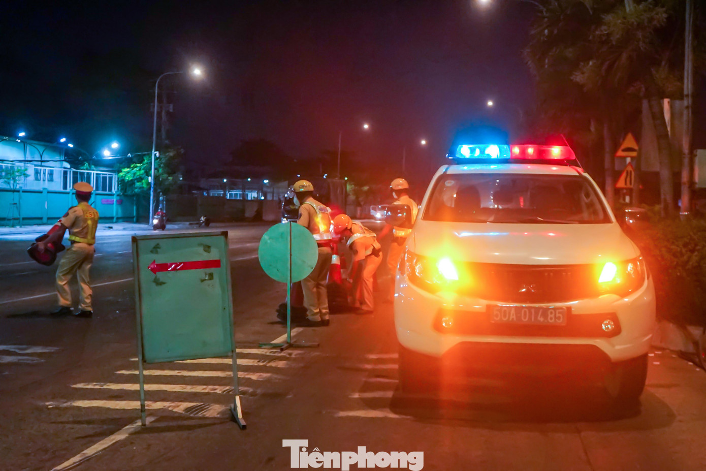 Tổ công tác cho tiến hành lập chốt tại trước lối vào trạm thu phí An Sương - An Lạc Tổ công tác cho tiến hành lập chốt tại trước lối vào trạm thu phí An Sương - An Lạc