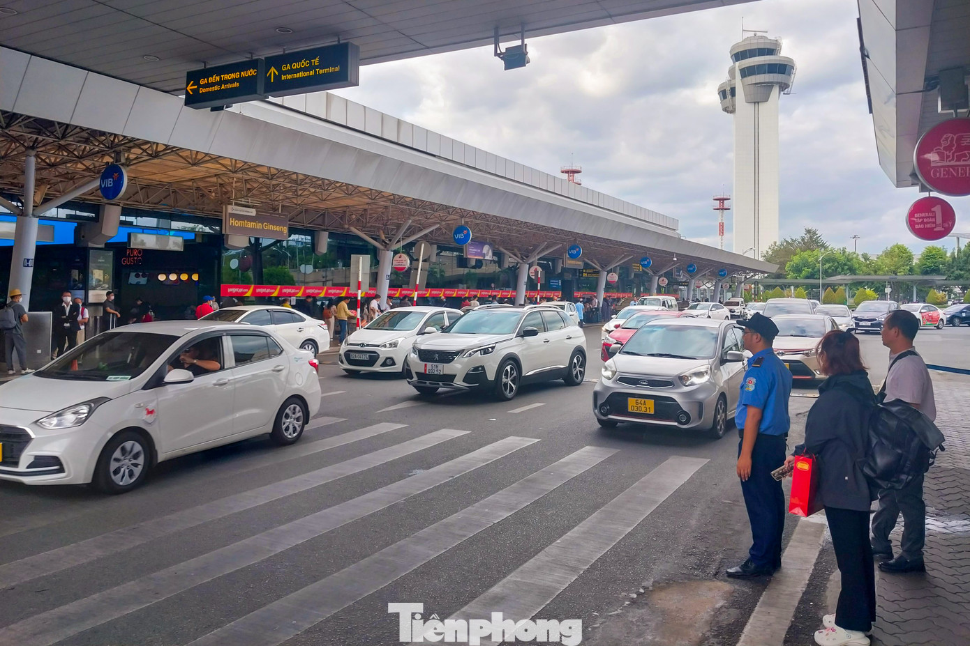 Bên ngoài tiền sảnh của nhà ga, hàng trăm ô tô chở khách ra vào liên tục. Lực lượng chức năng được tăng cường để điều tiết phân luồng, tránh tình trạng ùn ứ cục bộ.