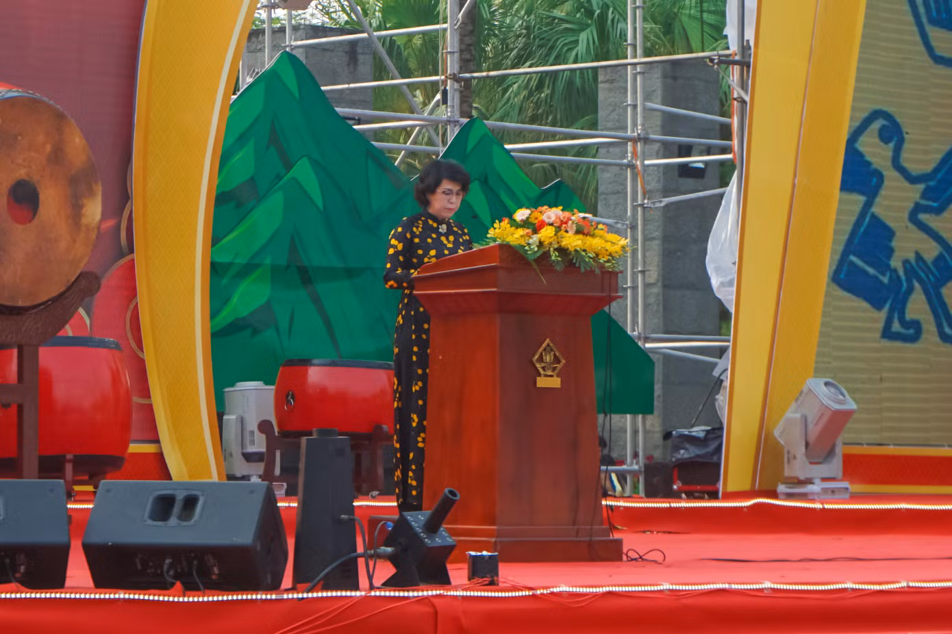 Bà Tô Thị Bích Châu - Chủ tịch MTTQ Việt Nam TPHCM cho biết: "Khi cả nước vừa qua trải qua cuộc chiến chống dịch COVID-19 khốc liệt, chúng ta càng thấu hiểu hơn câu nói 'Các Vua Hùng đã có công dựng nước / Bác cháu ta phải cùng nhau giữ lấy nước' của Bác Hồ". Bà Tô Thị Bích Châu - Chủ tịch MTTQ Việt Nam TPHCM cho biết: "Khi cả nước vừa qua trải qua cuộc chiến chống dịch COVID-19 khốc liệt, chúng ta càng thấu hiểu hơn câu nói 'Các Vua Hùng đã có công dựng nước / Bác cháu ta phải cùng nhau giữ lấy nước' của Bác Hồ".