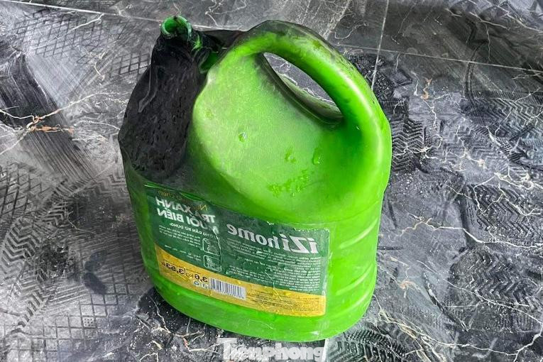 Can xăng nam thanh niên bỏ lại tại hiện trường (Ảnh: Hoàng Thuận).