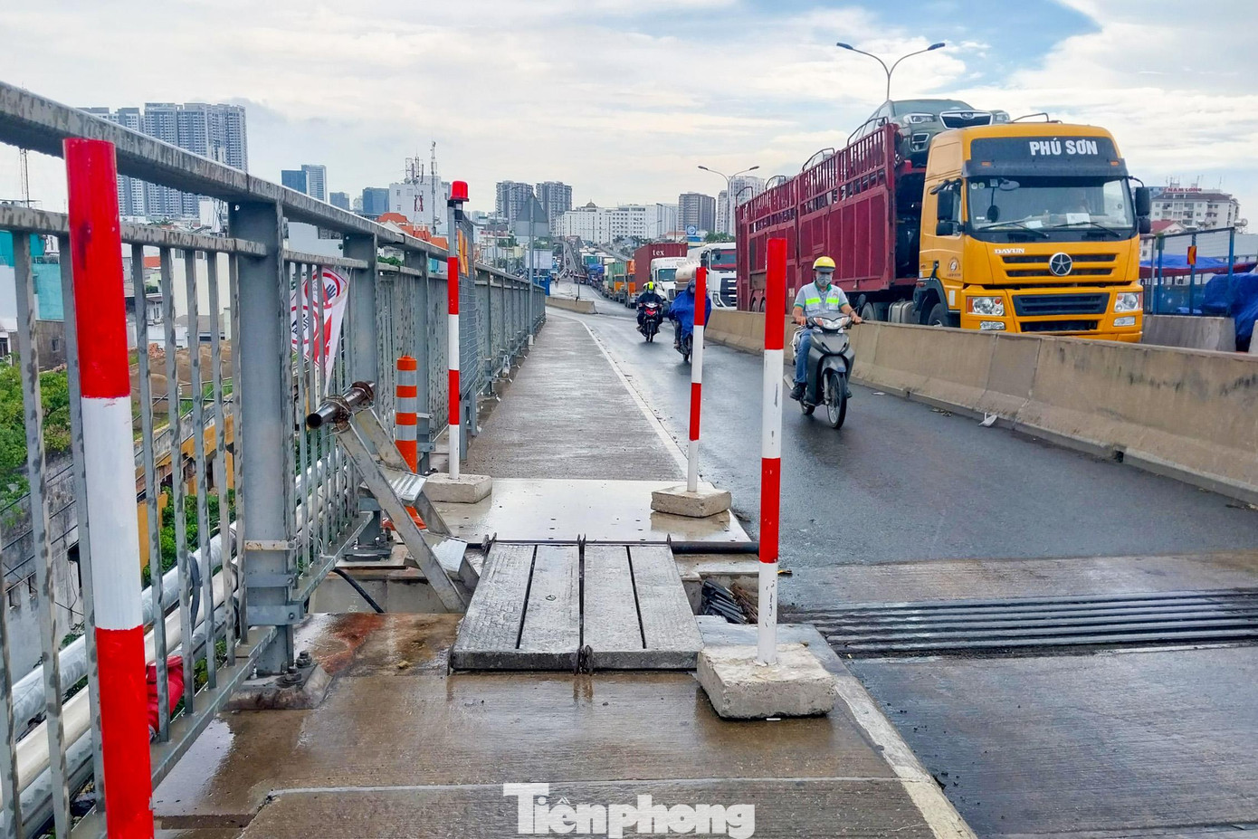 Hai khe co giãn trên cầu bị hư hỏng hồi tháng 7/2020, được nhà đầu tư dùng các tấm thép chắn tạm. Hai khe hư hỏng nằm cách nhau khoảng 100m (hướng từ quận 7 đi cảng Cát Lái - TP.Thủ Đức).