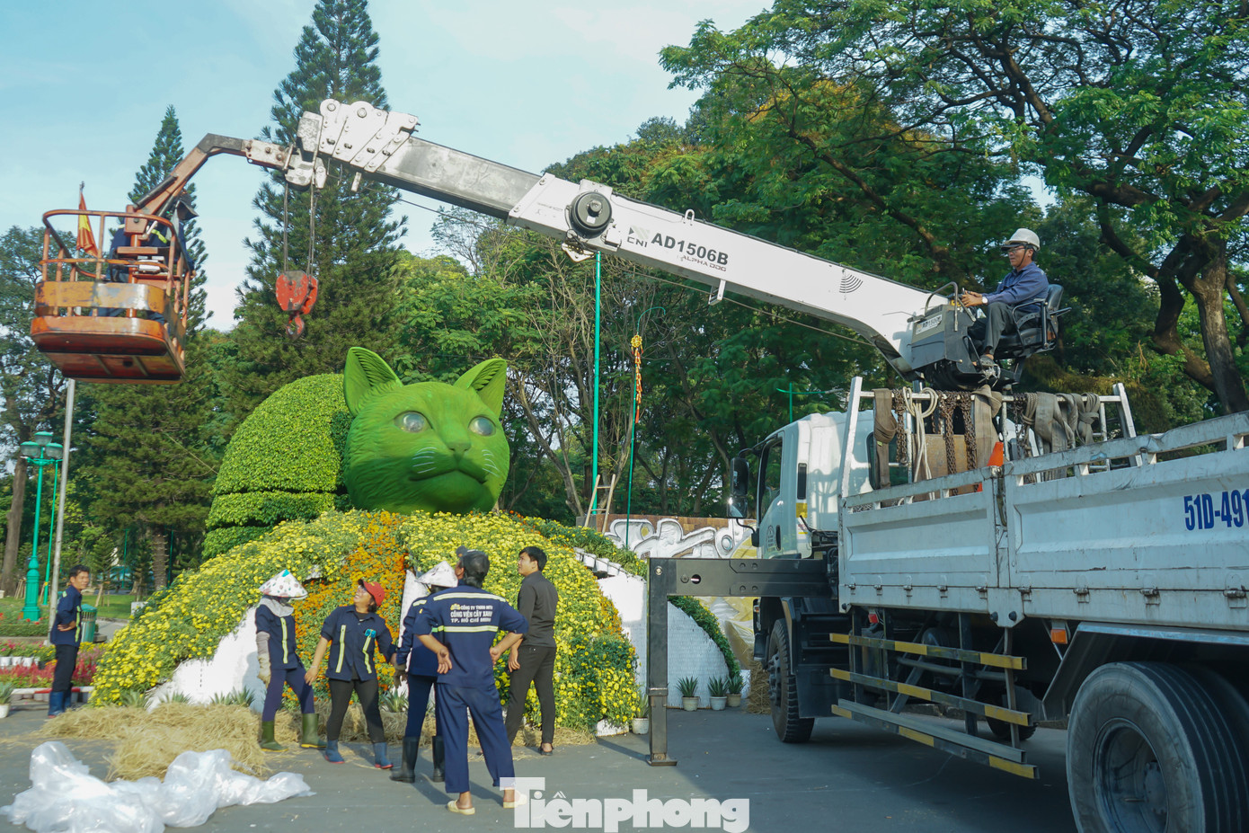 Ghi nhận của Tiền Phong tại Công viên Lê Văn Tám (phường Đa Kao, quận 1) việc trang trí tiểu cảnh chào đón năm Quý Mão đã được các nhân viên Công ty cây xanh Thành phố gấp rút thực hiện.
