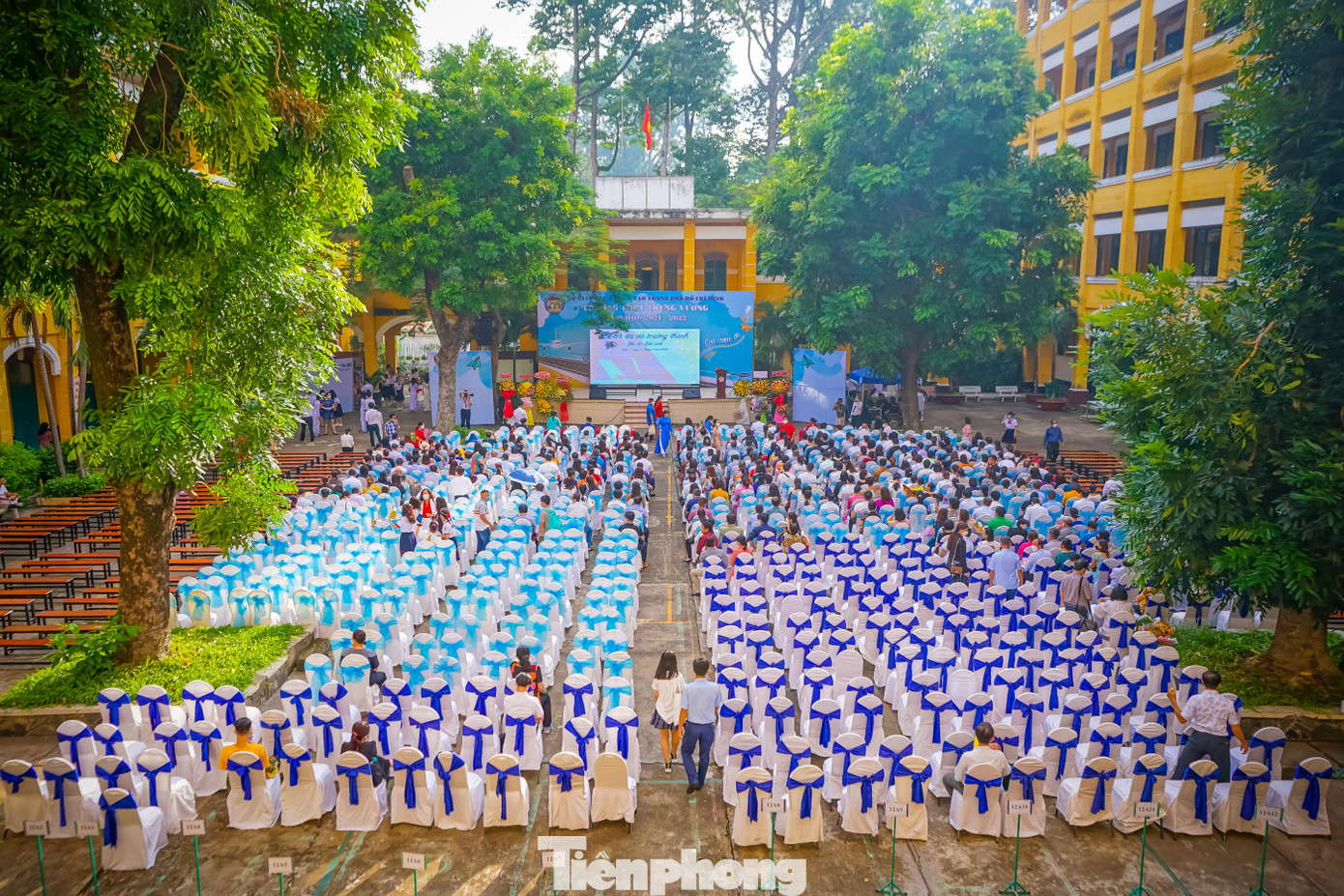 Sáng ngày 4/6, Trường THPT Trưng Vương (quận 1, TPHCM) tổ chức lễ bế giảng, tri ân và trưởng thành cho học sinh khối 12 với chủ đề mang tên “Cất cánh”.