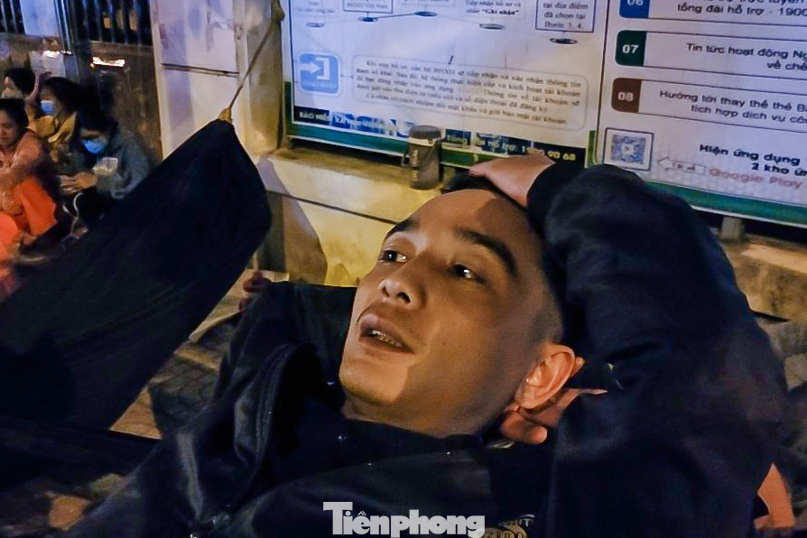 “Mấy hôm trước, Bảo hiểm xã hội huyện Hóc Môn có hướng dẫn người dân làm thủ tục bằng hình thức online nhưng mỗi lần vào làm là trang đăng ký bị sập nên tôi mới quyết định mua chiếu đến đây để nằm chờ”, một người dân (ngụ xã Xuân Thới Đông) chia sẻ.