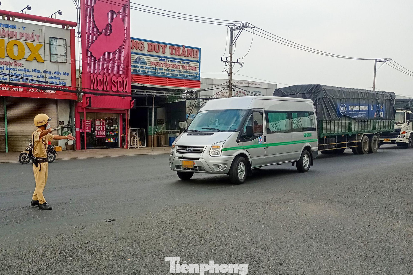 Lực lượng CSGT kiểm tra ngẫu nhiên các xe khách 16 và 24 chỗ Lực lượng CSGT kiểm tra ngẫu nhiên các xe khách 16 và 24 chỗ