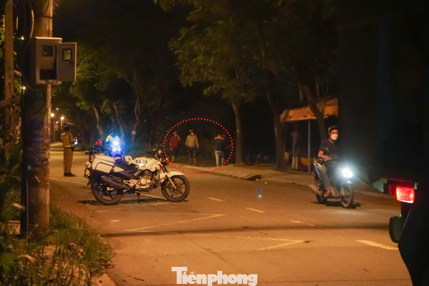 Nhóm "chim mồi" xuất hiện trong lúc lực lượng CSGT của tổ tuần tra đặc biệt kiểm tra tải trọng phương tiện Nhóm "chim mồi" xuất hiện trong lúc lực lượng CSGT của tổ tuần tra đặc biệt kiểm tra tải trọng phương tiện