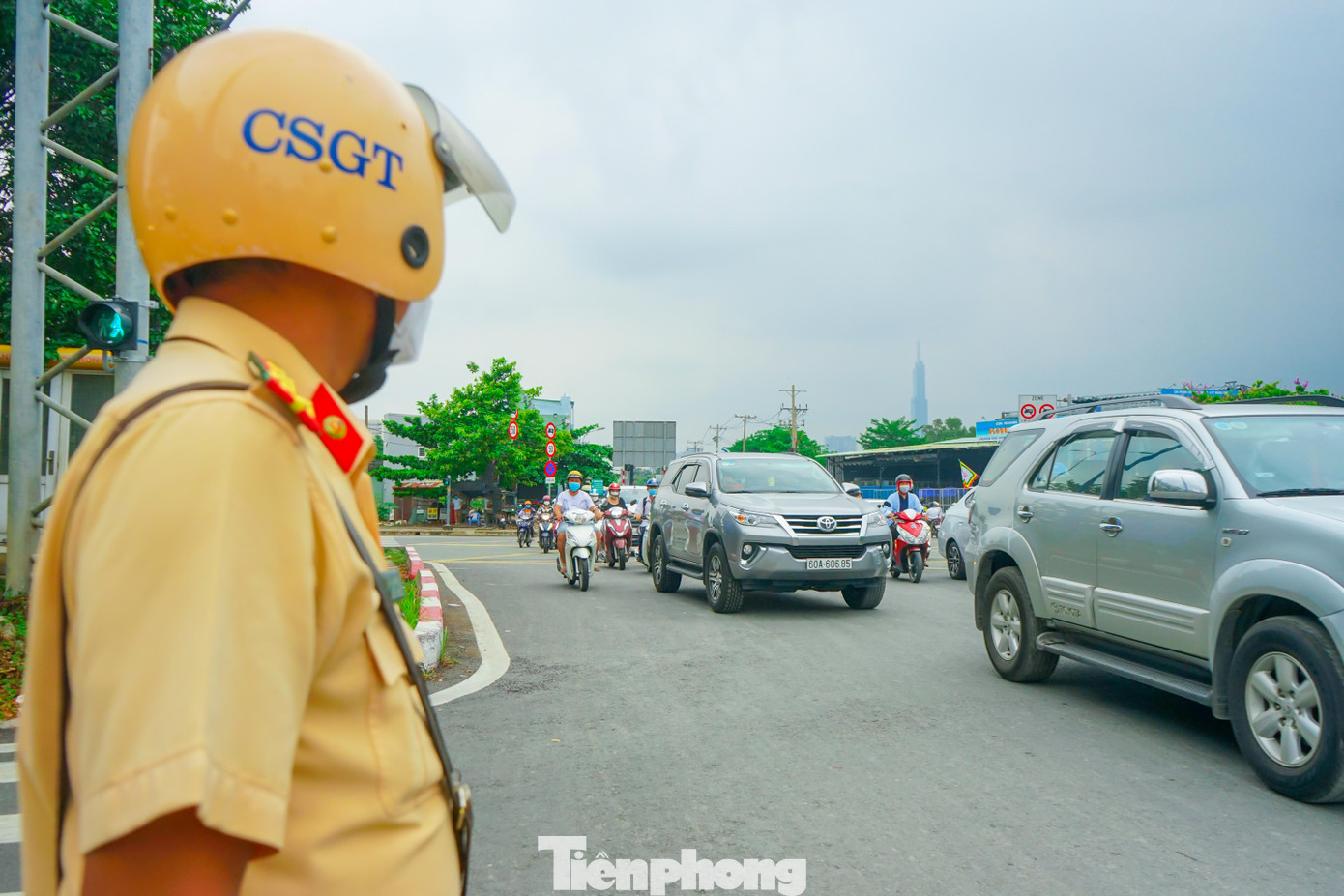 Một CSGT làm nhiệm vụ điều tiết tại ngã tư Nhơn Trạch cho biết, so với năm ngoái thì lượng phương tiện từ các tỉnh thành phía đông về TPHCM năm nay tăng cao hơn.