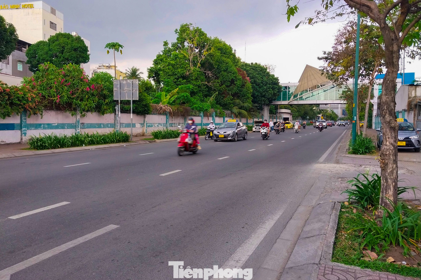 Các tuyến đường kết nối với sân bay Tân Sơn Nhất như Hồng Hà, Bạch Đằng, Hoàng Văn Thụ... đều thông thoáng ngay trong khung giờ cao điểm chiều 29 Tết.