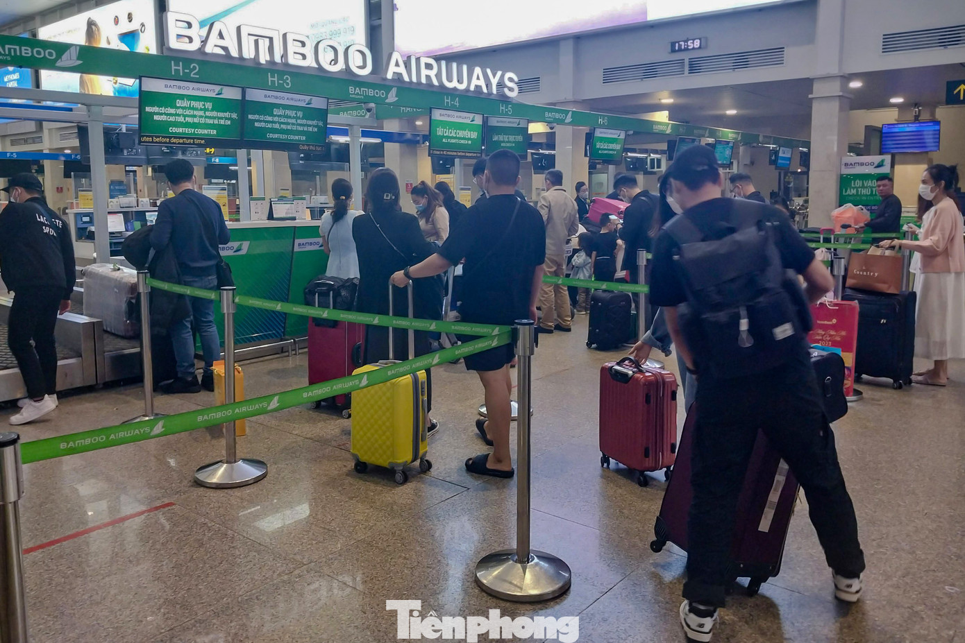 Theo ghi nhận của Tiền Phong vào lúc 18h chiều 27/1, hành khách tấp nập đến ga đi trong nước của sân bay Tân Sơn Nhất để làm thủ tục.