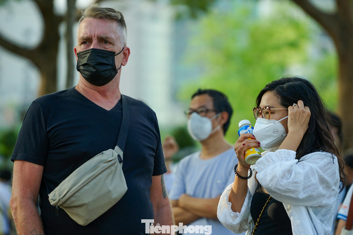 Du khách nước ngoài thích thú khi nhìn thấy khinh khí cầu Du khách nước ngoài thích thú khi nhìn thấy khinh khí cầu