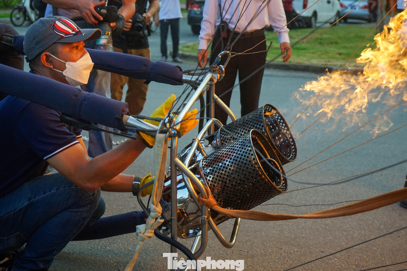 Một kỹ thuật viên đang khởi động buồng đốt cho một chiếc khinh khí cầu lớn Một kỹ thuật viên đang khởi động buồng đốt cho một chiếc khinh khí cầu lớn