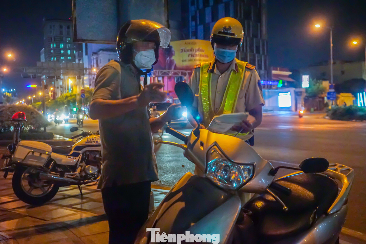 Thế nhưng, sau khi nghe tổ công tác đọc mức phạt cho lỗi vi phạm của mình bắt buộc bị giam xe, giữ bằng lái và phạt 7 triệu thì người đàn ông này tỏ thái độ không hợp tác và không đồng ý ký biên bản xử phạt