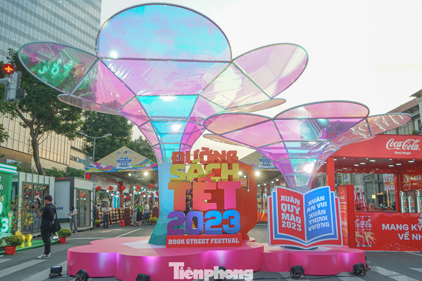 Năm nay, lần đầu tiên, lễ hội đường sách TPHCM được tổ chức trên Đại lộ Lê Lợi (quận 1) có diện tích lớn gấp 4 lần so với Tết Nguyên đán năm 2022.