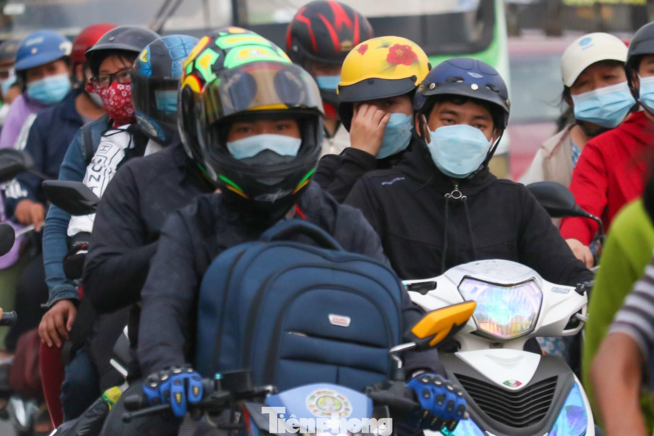 Kỳ nghỉ lễ năm nay, nhiều người dân di chuyển bằng phương tiện cá nhân để tiết kiệm chi phí, thuận tiện, thay vì sử dụng xe khách hoặc máy bay do giá vé tăng cao. Thế nên lượng phương tiện tham gia giao thông tăng đột biến, gây ra hiện tượng ùn ứ tại các cửa ngõ khi người dân trở lại thành phố sau kỳ nghỉ lễ.