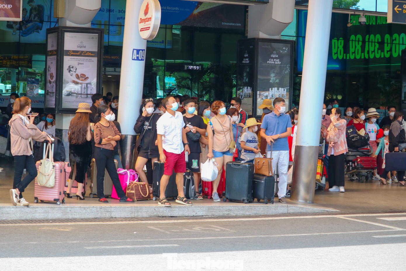 Dọc hành lang nhà ga, khách tập trung khá đông để chờ xe đến đón. Nhiều ô tô theo sự điều phối của các nhân viên vào bên trong rước khách.