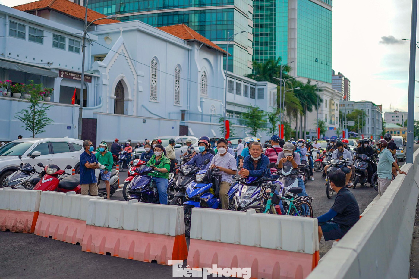 Tương tự như đường dẫn lên cầu phía đường Tôn Đức Thắng, hình ảnh lượng phương tiện kéo nhau đứng chờ lúc một đông cũng xuất hiện tại đường dẫn lên cầu phía ngã tư Lê Duẩn và KĐT mới Thủ Thiêm.