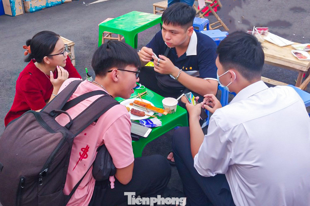 Lễ hội đường sách năm nay còn có thêm không gian ẩm thực, thu hút đông đảo giới trẻ, khách du lịch đến tham quan mua sắm kể từ lúc khai mạc.