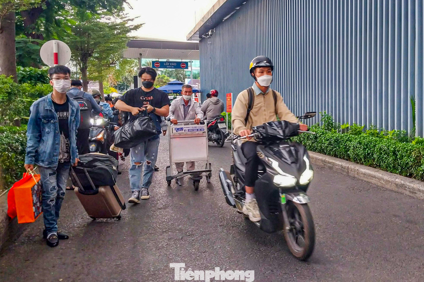 Theo đại diện Cảng Hàng không quốc tế Tân Sơn Nhất, nguyên nhân khiến sân bay nhộn nhịp nhất cả nước này thông thoáng vào ngày cận Tết vì năm nay nhiều người về quê sớm đón Tết.