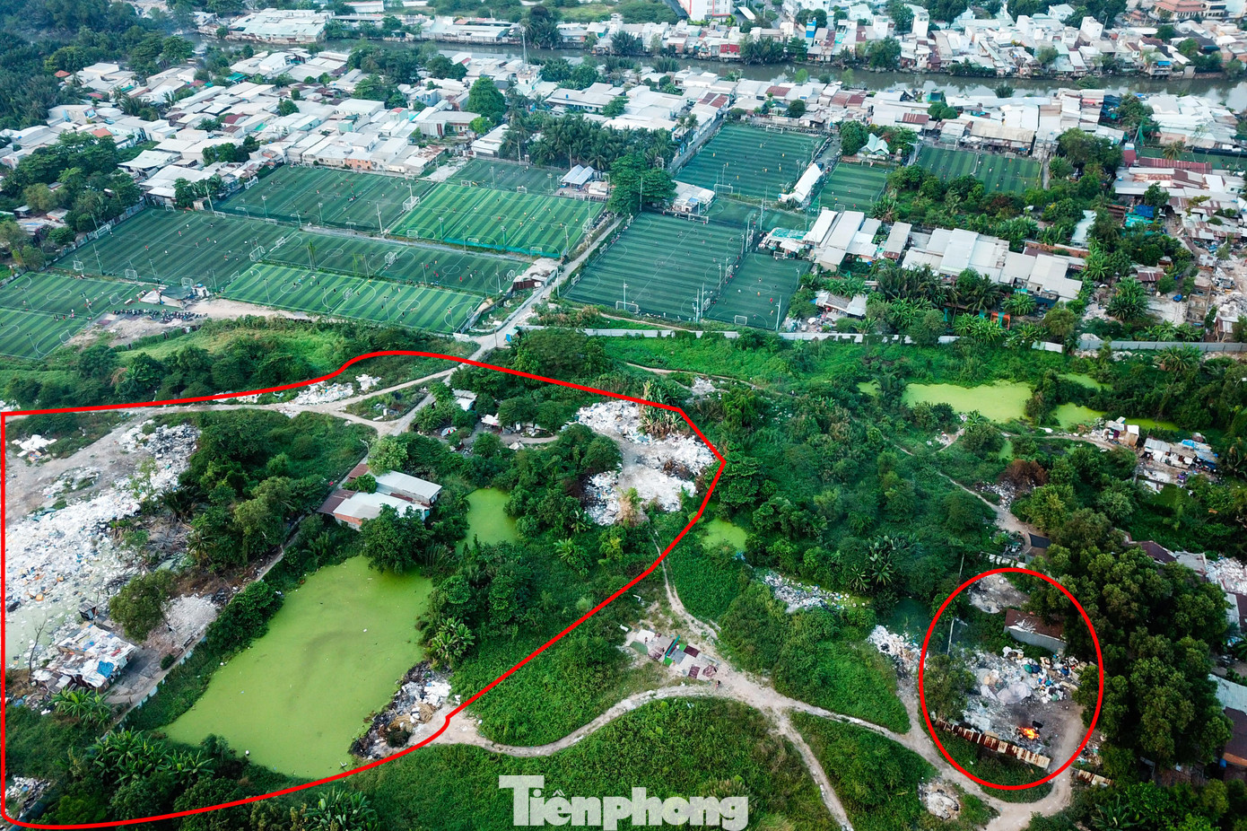 2 bãi tập kết rác thải ở phía sau sân bóng đá